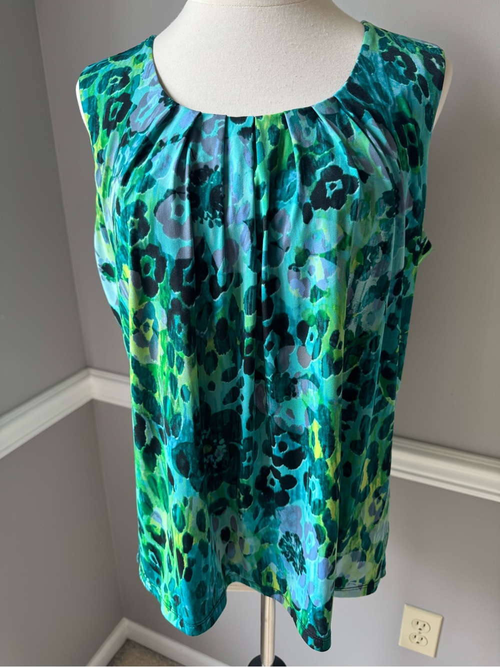 Kasper Sleeveless Floral-Print Camisole in Teal and Green